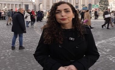 Vjosa Osmani kërkon njohjen e Kosovës nga Vatikani
