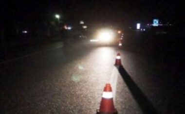 Aksident gjatë natës në dalje të Fushë Krujës, makina përplas 18-vjeçarin, në gjendje të rëndë te ‘Trauma’