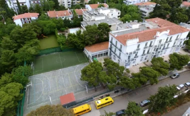 Tronditëse në Athinë: Nxënësja 14-vjeçare plagoset me thikë brenda shkollës