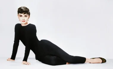 Si ngjyra e zezë u bë simboli përfundimtar i elegancës në modë, dizajn dhe kënaqësi