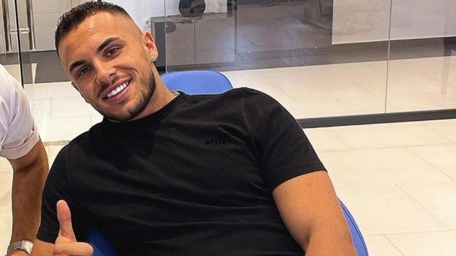 VIDEO   Duhet të ndalojmë    Skena intime në BBVK  Edi ngre banoren dhe vendos kokën tek   nuk është Dolce