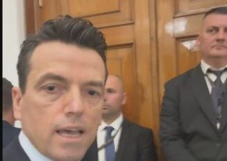 “Skandal! Pse më shtyni?”/ Tensione në protestën e ‘Mundësia’ te mbledhja për Ballukun, Shehaj ‘përplaset’ me sigurinë: Pazar PS-PD