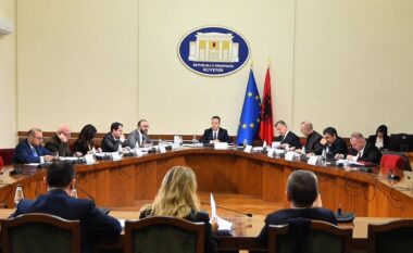 Kërkesa për arrestimin e Ballukut/ Detaje nga mbledhja e Këshillit të Mandateve, opozita kërkon USB-në, PS: Provat e SPAK nuk dalin nga salla!