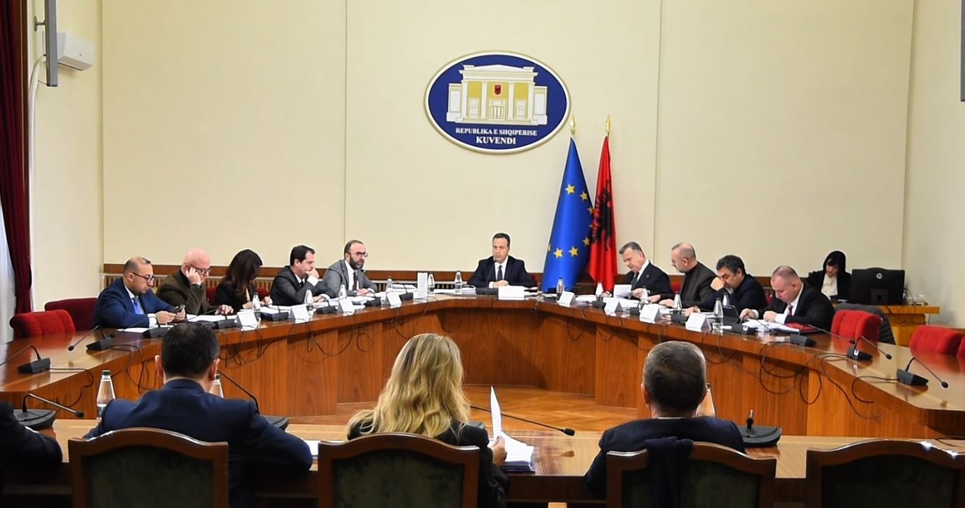 Kërkesa për arrestimin e Ballukut/ Detaje nga mbledhja e Këshillit të Mandateve, opozita kërkon USB-në, PS: Provat e SPAK nuk dalin nga salla!