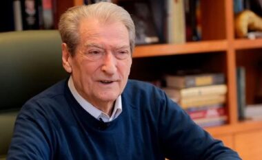 Berisha: U ndërruan 1200 shishe vere me vlerë 4 mln euro, u morën me ndihmën e zyrtarëve të lartë. Agasi i vendosi pllakatën…