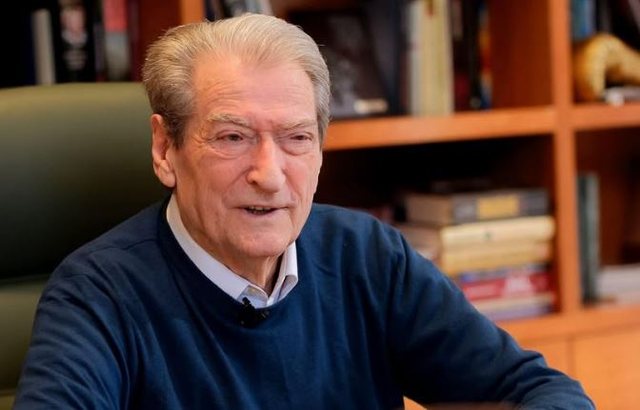 Berisha: U ndërruan 1200 shishe vere me vlerë 4 mln euro, u morën me ndihmën e zyrtarëve të lartë. Agasi i vendosi pllakatën…