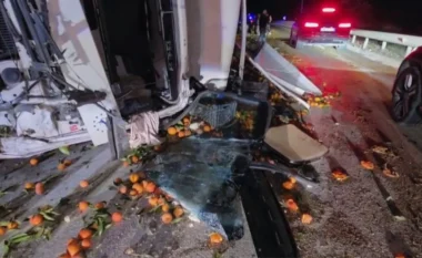 Aksident në aksin Levan-Tepelenë/ Kamioni ngarkuar me agrume del nga rruga, lëndohet shoferi (PAMJE)