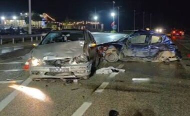 Specialistët e qarkullimit rrugor në Tiranë kanë arrestuar shtetaset A. J., 39 vjeçe dhe B. K., 35 vjeçe, pasi u kapën duke drejtuar automjetet në gjendje të dehur.    Kavajë/ Pl*gosi biznesmenin me mjet prerës, policia i sekuestron 42-vjeçarit th*kën dhe sëp*tën (EMRAT)  Po ashtu në pranga ka rënë shtetasi B. H., 46 vjeç, pasi automjeti që drejtonte u përplas me automjetin me drejtuese shtetasen N. M., 37 vjeçe.   Si pasojë u dëmtua 37-vjeçarja, e cila ndodhet nën kujdesin e mjekëve, si dhe 3 pasagjere të saj, të cilat pas marrjes së mjekimit u larguan për në banesë.