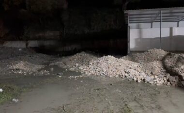 Defekt në tubacionin kyç të ujit të pijshëm në Vlorë, një pjesë e qytetit mbetet pa furnizim