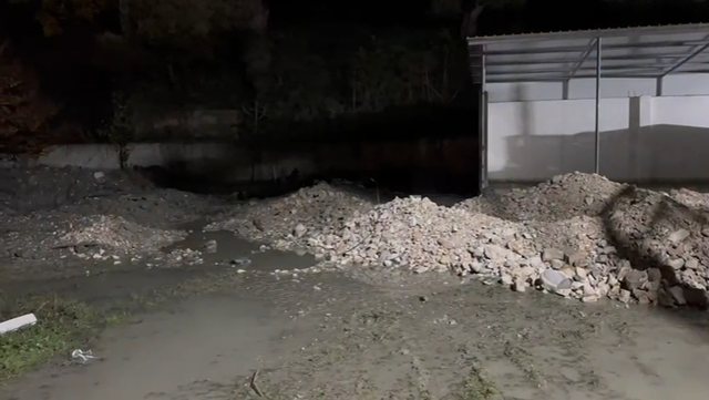 Defekt në tubacionin kyç të ujit të pijshëm në Vlorë, një pjesë e qytetit mbetet pa furnizim