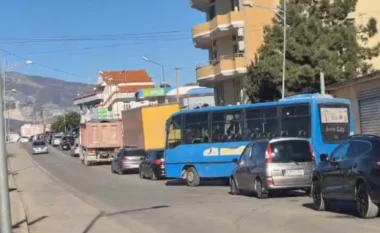 Kthimi i emigrantëve dhe lëvizjet për festat e fundvitit/ Unaza e Elbasanit ‘paralizohet’ nga trafiku