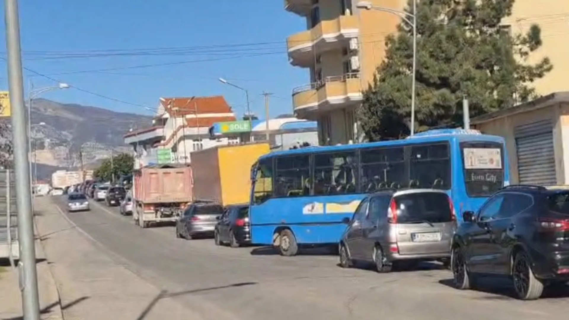 Kthimi i emigrantëve dhe lëvizjet për festat e fundvitit/ Unaza e Elbasanit ‘paralizohet’ nga trafiku