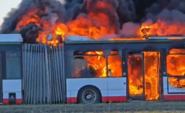 Zjarri masiv në Fllakë të Durrësit, policia njoftim zyrtar: U përfshinë nga flakët disa autobusë të vjetër
