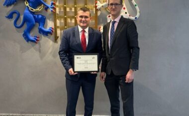 Një javë para se të lerë postin e kreut të SPAK, Altin Dumani nderohet nga britanikët me medaljen e guximit dhe integritetit