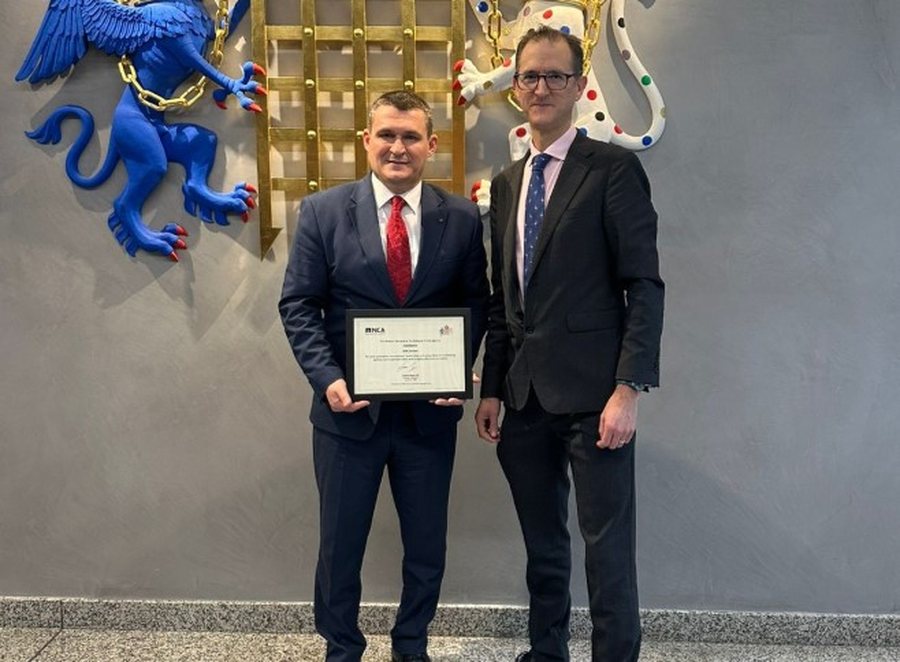 Një javë para se të lerë postin e kreut të SPAK  Altin Dumani nderohet nga britanikët me medaljen e guximit dhe integritetit