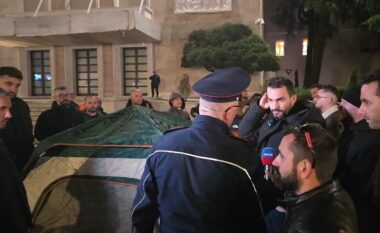 Tensione te protesta para Kryeministrisë, qytetarët përplasen me policinë! Adriatik Lapaj tenton të ngrejë çadër