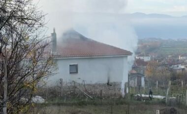 Përfshihet nga flakët një banesë në Pogradec, rrezikojnë shtëpitë pranë