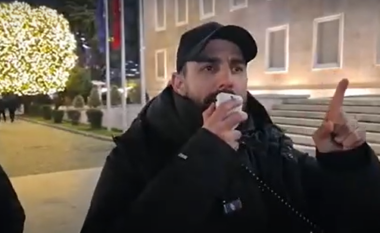 Protesta përpara kryeministisë/ Lapaj: Endri Shabani është shërbëtor i Edi Ramës, prej muajsh kam mbajtur mbi supe tradhtinë e tij