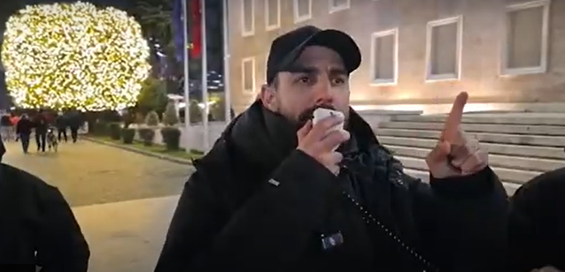 protesta-perpara-kryeministise-lapaj-endri-shabani-eshte-sherbetor-i-edi-rames-prej-muajsh-kam-mbajtur-mbi-supe-tradhtine-e-tij