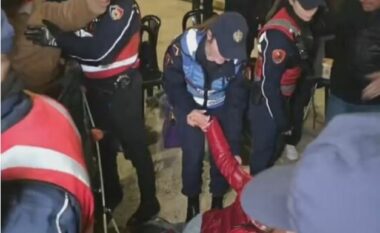 Protesta e “Shqipëria Bëhet” para Kryeministrisë, Policia ndërhyn me forcë dhe u heq përsëri çadrat