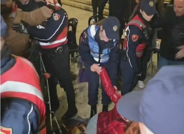 Protesta e  Shqipëria Bëhet  para Kryeministrisë  Policia ndërhyn me forcë dhe u heq përsëri çadrat