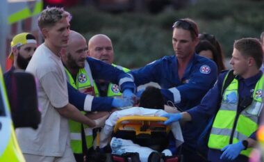 Babë e bir shkaktuan tragjedinë në Australi, hapën zjarr mbi turmën e hebrenjve/ 50-vjeçari është vrarë nga policia, i biri 24 vjeç në gjendje të rëndë