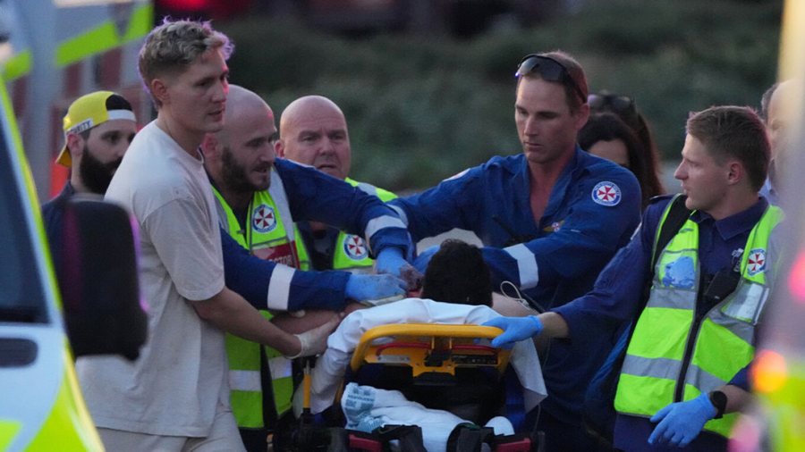 Babë e bir shkaktuan tragjedinë në Australi  hapën zjarr mbi turmën e hebrenjve  50 vjeçari është vrarë nga policia  i biri 24 vjeç në gjendje të rëndë