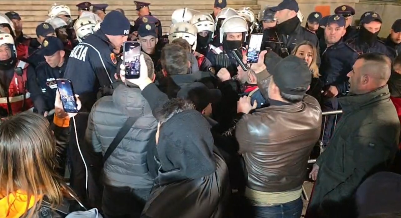 Sërish përplasje te Kryeministria mes Lapajt dhe mbështetësve të tij ndaj policisë