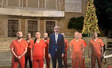 Protesta e PD-së përpara Kryeministrisë, Belinda Balluku dhe socialistët e marr nën hetim “shfaqen” të veshur me uniformën e burgut