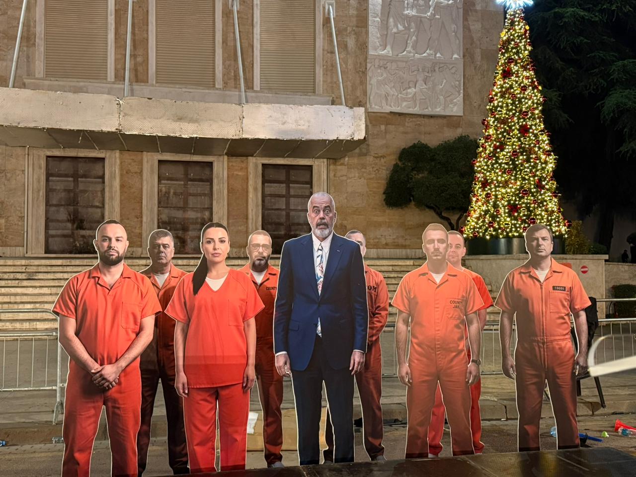 Protesta e PD-së përpara Kryeministrisë, Belinda Balluku dhe socialistët e marr nën hetim “shfaqen” të veshur me uniformën e burgut