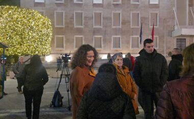 Argita Malltezi i bashkohet protestës të së PD-së para Kryeministrisë