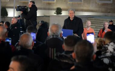 Berisha përshëndet protestuesit e partisë ‘Shqipëria Bëhet’: Kur ne të zëmë këtë shesh me betimin se nuk do e lëshojmë pa largimin e Ramës, ai do ia mbathë