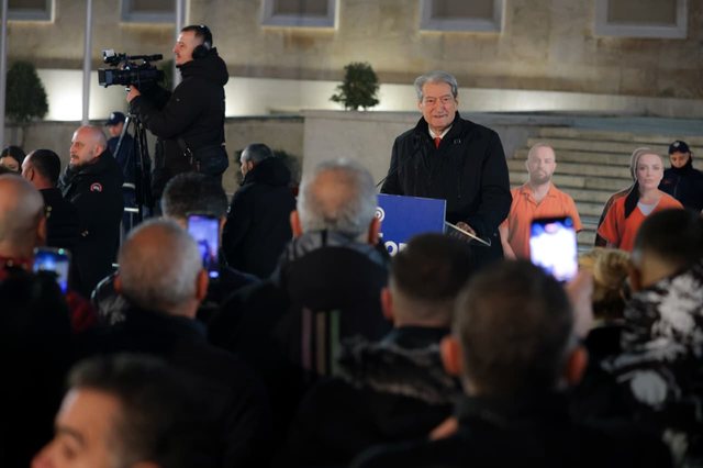 Berisha përshëndet protestuesit e partisë ‘Shqipëria Bëhet’: Kur ne të zëmë këtë shesh me betimin se nuk do e lëshojmë pa largimin e Ramës, ai do ia mbathë