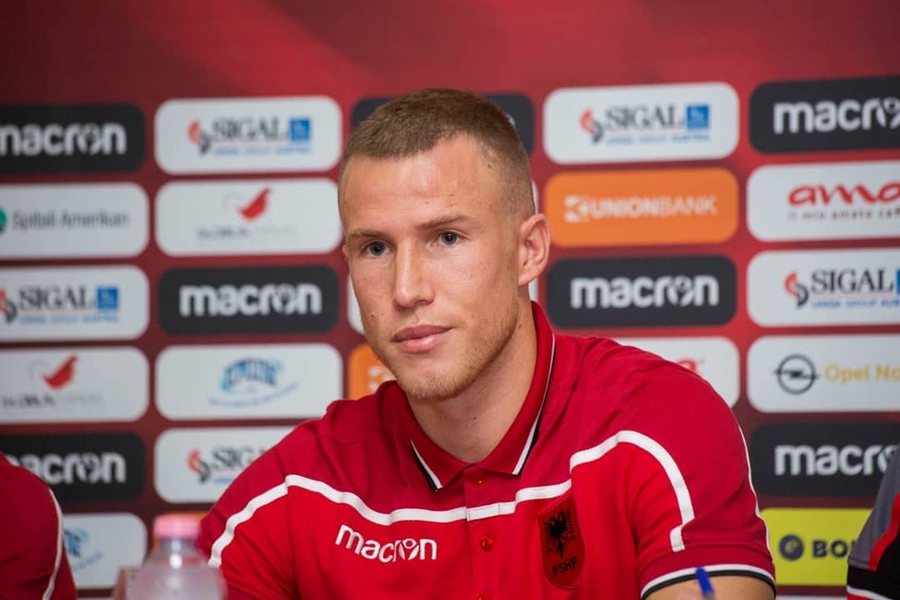 Bekim Balaj nderohet me “Këpucën e Artë” në prezencën e legjendës Esteban Cambiasso: Vioresin Sinani idhull për mua, pres të bëhem baba