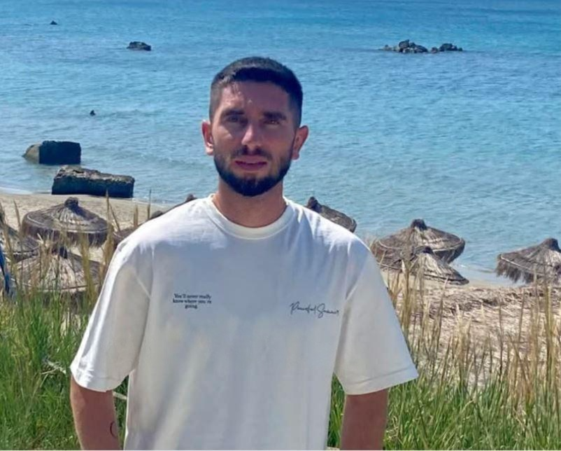 I dha fund jetës duke u djegur në makinën e tij, ky është ish-polici Artjon Xhelo/ Si problemet me depresionin u bën shkak për largimi nga puna të 32-vjeçarit