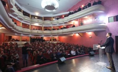 “PD i bën gjyqin demokratëve”, Ervin Salianji mbush edhe lozhat tek “Skampa”, i pranishëm ish-deputeti Qani Xhafa dhe Ardian Isufi i “Arteve”