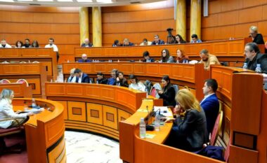 Këshilli bashkiak i Tiranës miraton Buxhetin e vitit 2026 pa praninë e Kryebashkiakut Veliaj