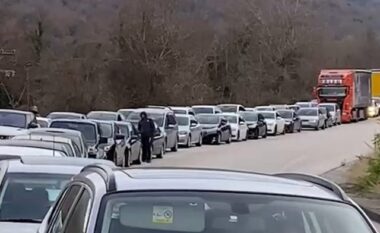 Emigrantët “dynden” në atdhe për festat e fundvitit, radhë kilometrike në Kakavijë/ Pala greke punon vetëm me 2 sportele