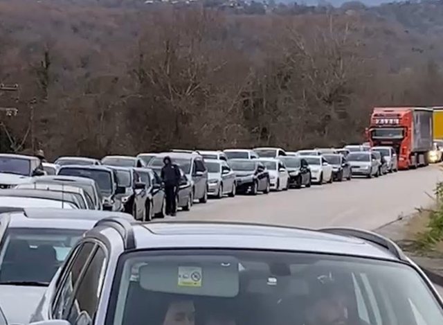 Emigrantët “dynden” në atdhe për festat e fundvitit, radhë kilometrike në Kakavijë/ Pala greke punon vetëm me 2 sportele