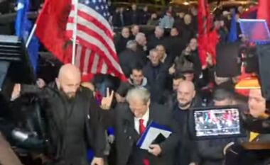 FOTO/ Pak minuta para protestës kombëtare te Kryeministria, Sali Berisha mbërrin në selinë e PD-së!