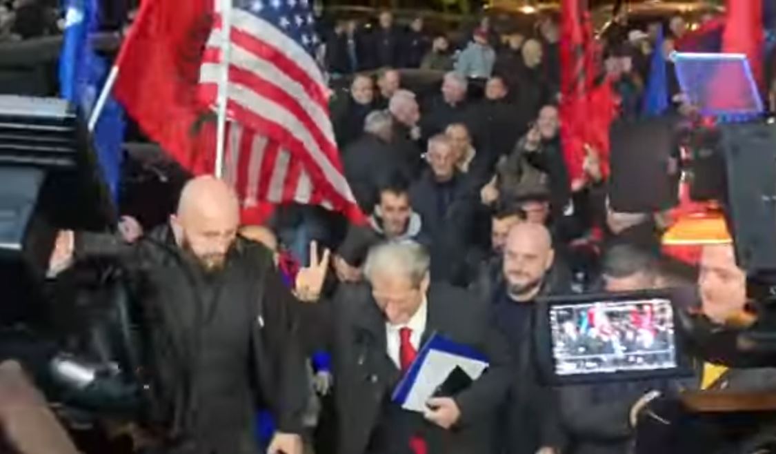 FOTO/ Pak minuta para protestës kombëtare te Kryeministria, Sali Berisha mbërrin në selinë e PD-së!