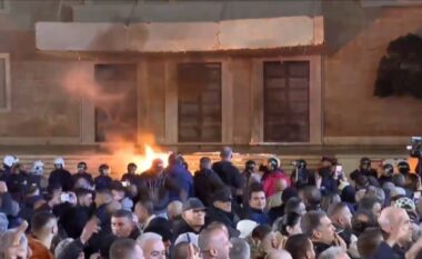 Berisha përfundon fjalën, protestuesit hedhin molotovë drejt kryeministrisë