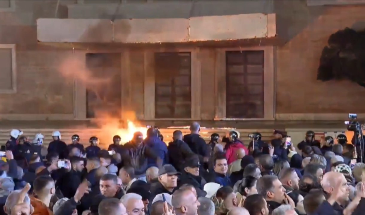 Berisha përfundon fjalën, protestuesit hedhin molotovë drejt kryeministrisë