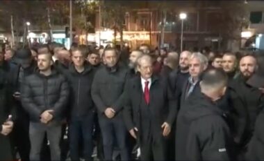 Protesta zhvendoset te parlament, Berisha dhe mbështetësit përballë godinës së rrethuar nga policë