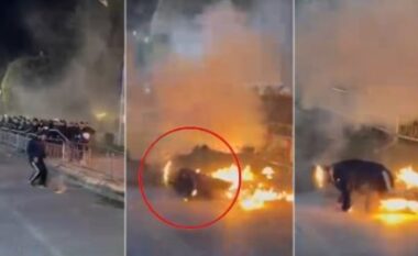 Protesta para Kryeministrisë/ Qytetarit i plas molotovi tek këmbët, momenti kur merr flakë dhe largohet me vrap