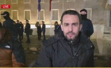 “Kemi armik të përbashkët”, Lapaj rikthehet në protestën para Kryeministrisë: Kemi të njëjtin hall, të përballemi me qëndresë!