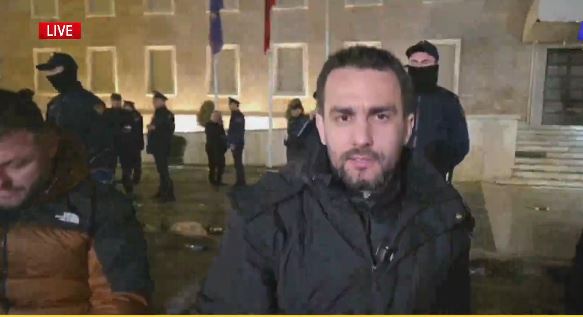 “Kemi armik të përbashkët”, Lapaj rikthehet në protestën para Kryeministrisë: Kemi të njëjtin hall, të përballemi me qëndresë!