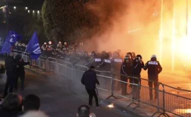 Protesta e opozitës përpara Kryeministrisë/ Shoqërohen disa persona në komisariat