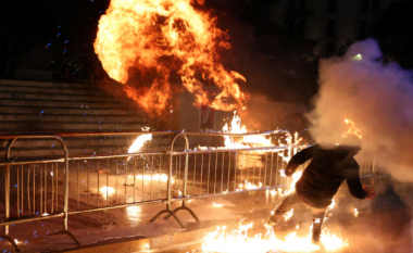Agjensia britanike e lajmeve reagon ndaj protestës/ Reuters: Akuzat për korrupsion shkaktojnë protesta kundër qeverisë shqiptare