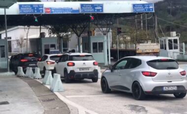 Vijon fluksi në pikën kufitare Shqipëri- Greqi/ Vetëm sot 7919 lëvizje! Policia kufitare: Protesta vijon, për këtë periudhë nuk do të ketë ndërprerje të trafikut